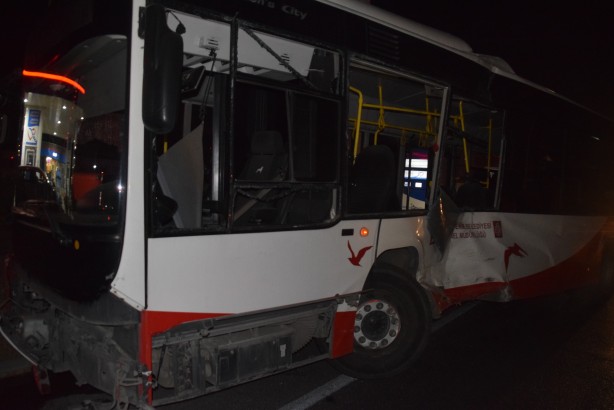 Foto - Feci kaza! Belediye otobüsü ile tır çarpıştı: 12 yaralı