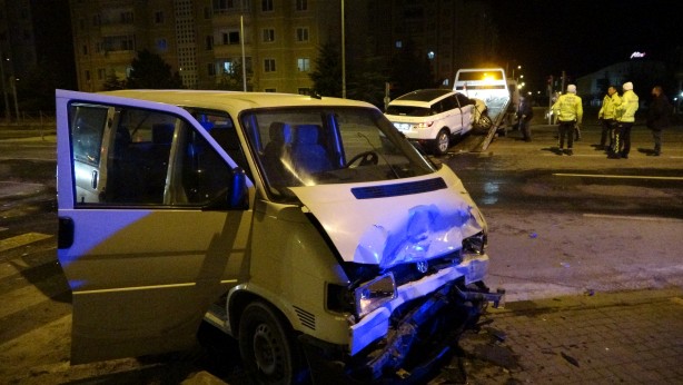 Foto - Feci kaza! Cip ile ticari araç çarpıştı: 7 yaralı