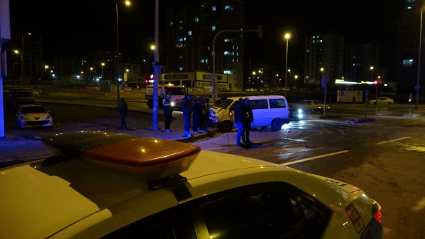 Foto - Feci kaza! Cip ile ticari araç çarpıştı: 7 yaralı