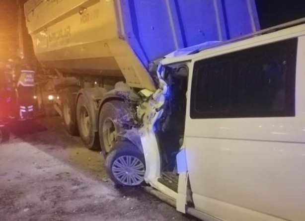 Foto - Feci kaza: Emniyet şeridindeki kamyona çarptı!