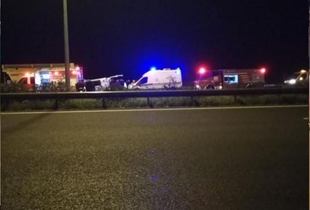 Foto - Feci kaza: Emniyet şeridindeki kamyona çarptı!