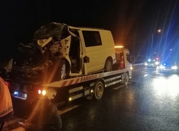 Feci kaza: Emniyet şeridindeki kamyona çarptı!