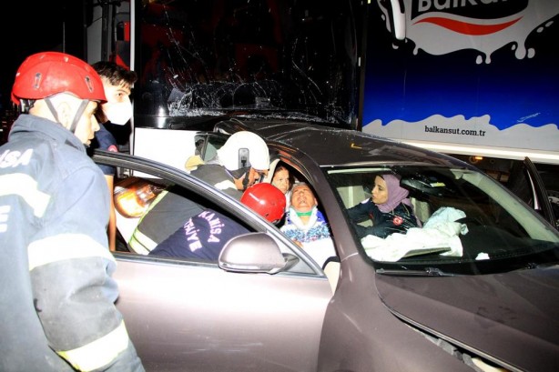 Foto - Feci kaza: Her yer savaş alanına döndü! Sürücü ve yolcuların yaptığı pes dedirtti