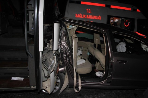 Foto - Feci kaza: Her yer savaş alanına döndü! Sürücü ve yolcuların yaptığı pes dedirtti