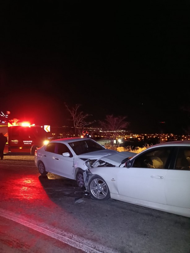 Foto - Feci kaza! İki araç kafa kafaya çarpıştı: Yaralılar var