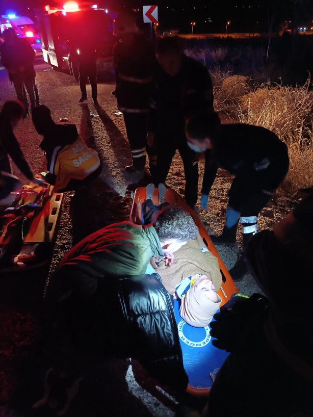 Foto - Feci kaza! İki araç kafa kafaya çarpıştı: Yaralılar var