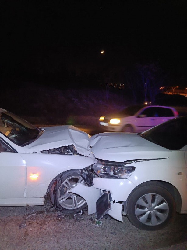 Foto - Feci kaza! İki araç kafa kafaya çarpıştı: Yaralılar var