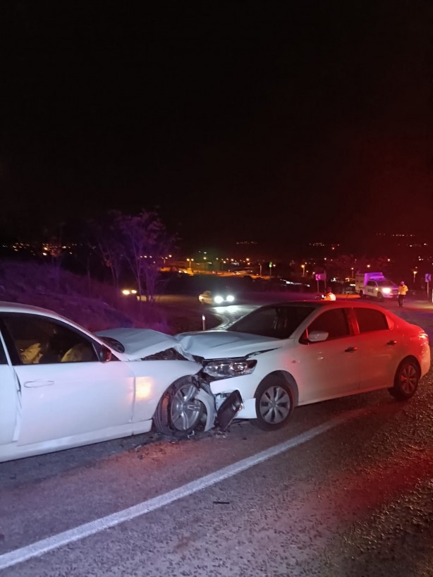 Foto - Feci kaza! İki araç kafa kafaya çarpıştı: Yaralılar var
