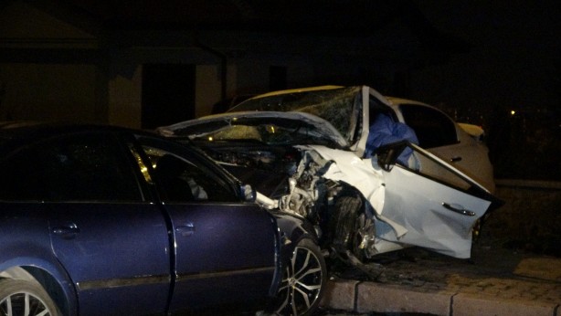 Foto - Feci kaza! İki otomobil kafa kafaya çarpıştı: 2 ölü, 6 yaralı