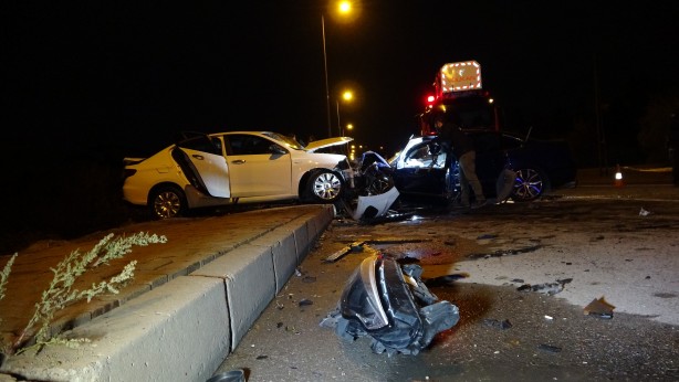 Foto - Feci kaza! İki otomobil kafa kafaya çarpıştı: 2 ölü, 6 yaralı