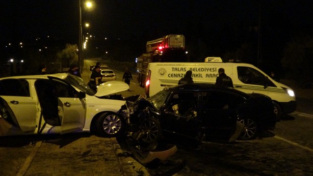 Foto - Feci kaza! İki otomobil kafa kafaya çarpıştı: 2 ölü, 6 yaralı