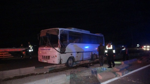 Foto - İşçileri taşıyan otobüs devrildi: Yaralılar var