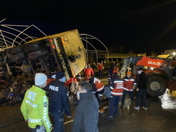 Foto - Feci kaza! Kamyon 2 aracın üzerine devrildi