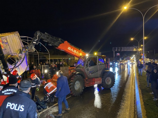 Foto - Feci kaza! Kamyon 2 aracın üzerine devrildi