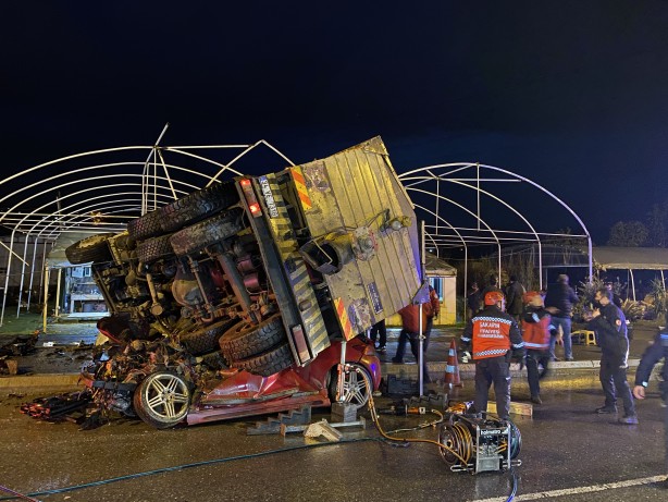 Foto - Feci kaza! Kamyon 2 aracın üzerine devrildi