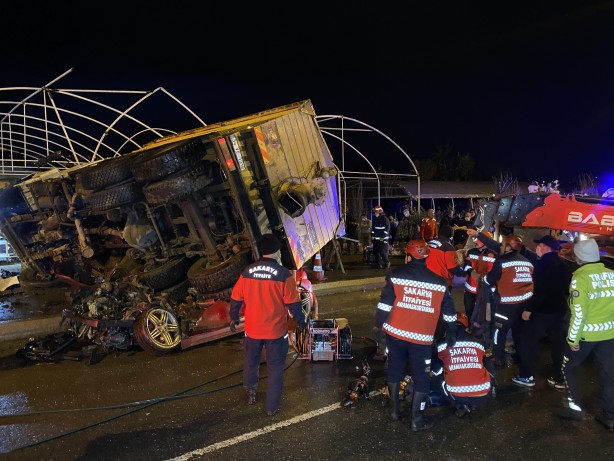 Foto - Feci kaza! Kamyon 2 aracın üzerine devrildi