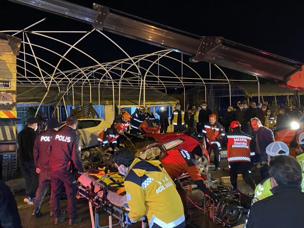 Foto - Feci kaza! Kamyon 2 aracın üzerine devrildi