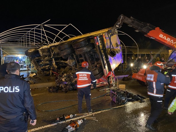 Foto - Feci kaza! Kamyon 2 aracın üzerine devrildi