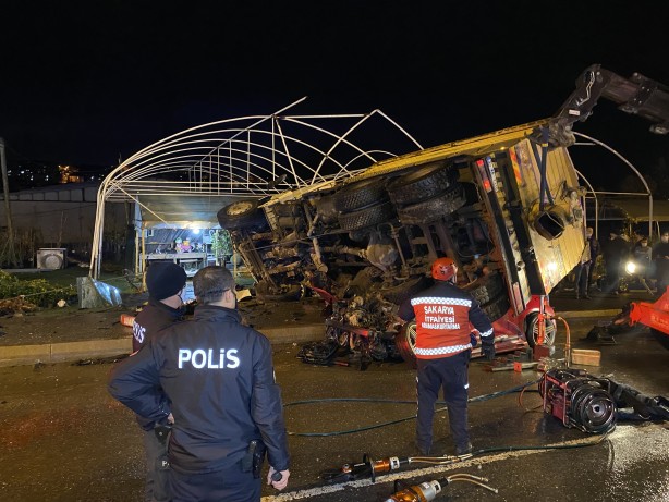 Foto - Feci kaza! Kamyon 2 aracın üzerine devrildi