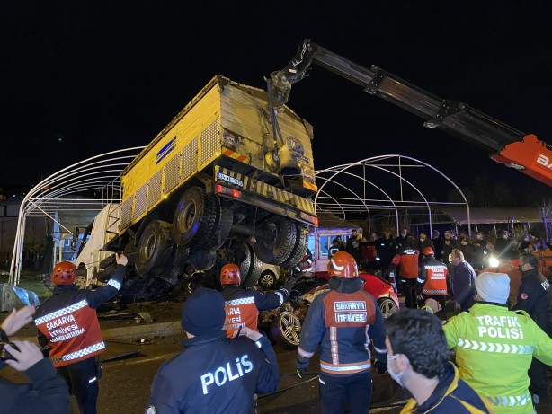 Foto - Feci kaza! Kamyon 2 aracın üzerine devrildi