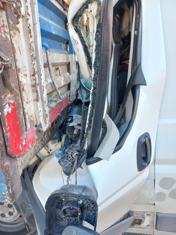 Foto - Feci kaza! Kamyona ok gibi saplandı