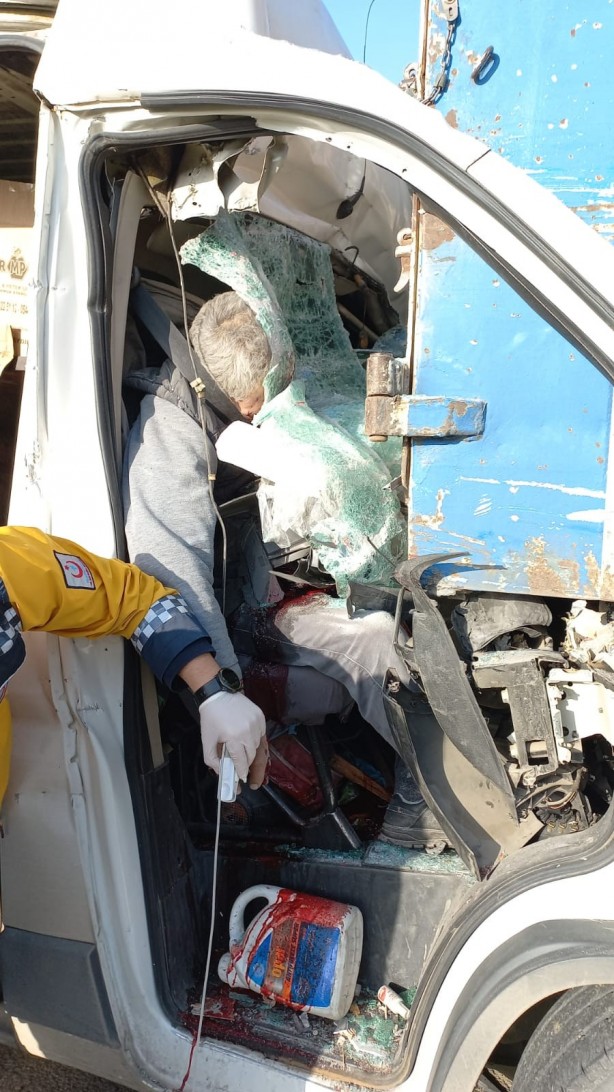 Foto - Feci kaza! Kamyona ok gibi saplandı