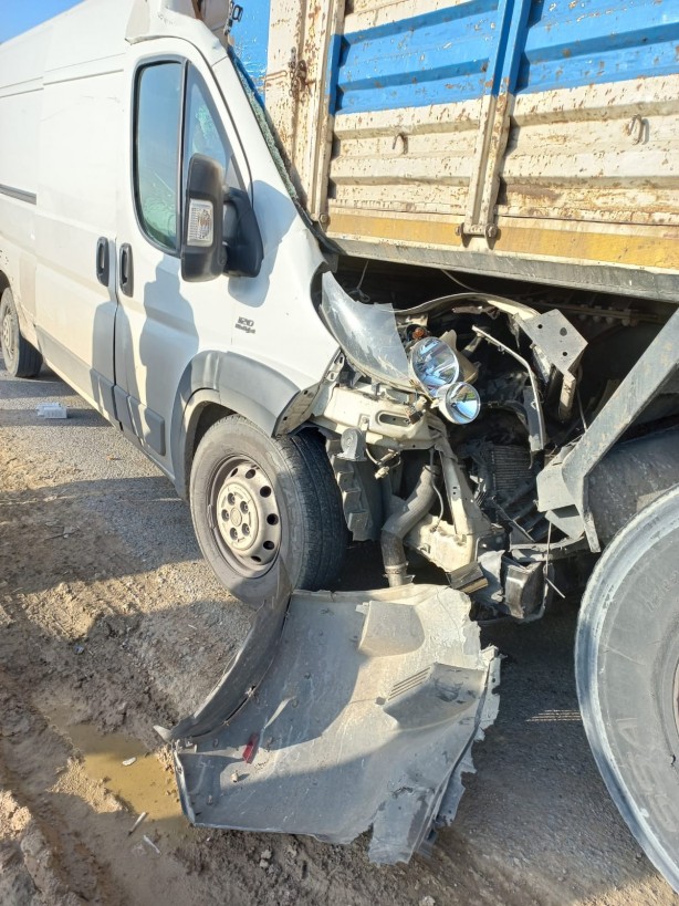 Feci kaza! Kamyona ok gibi saplandı