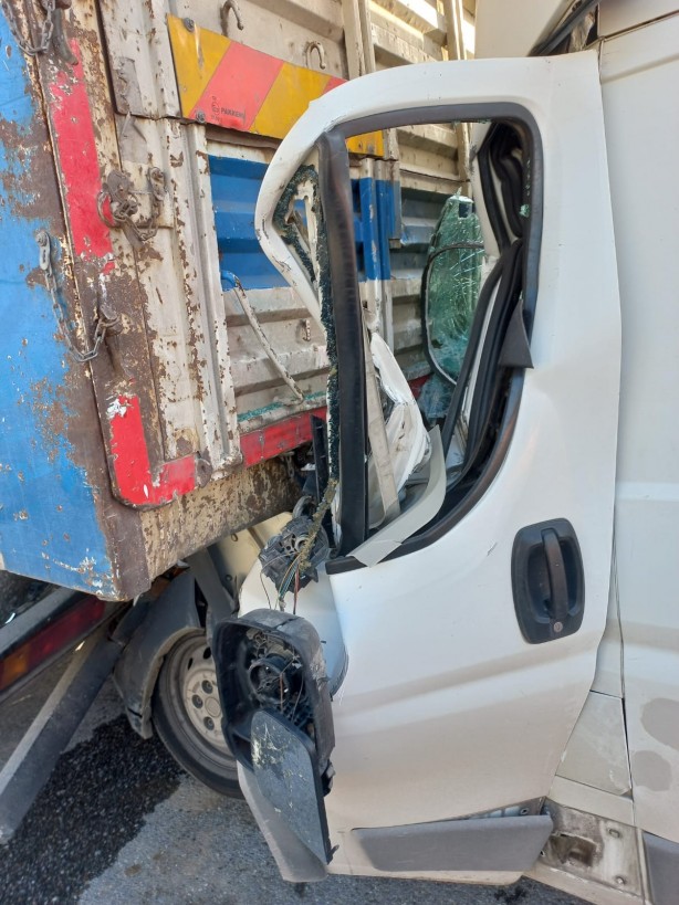 Foto - Feci kaza! Kamyona ok gibi saplandı