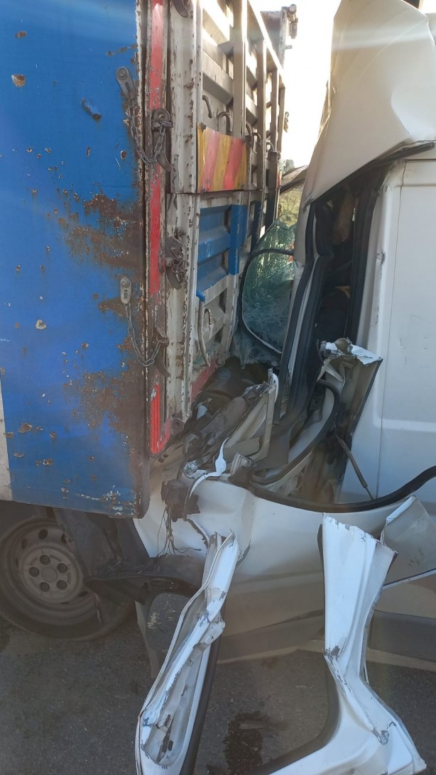 Foto - Feci kaza! Kamyona ok gibi saplandı