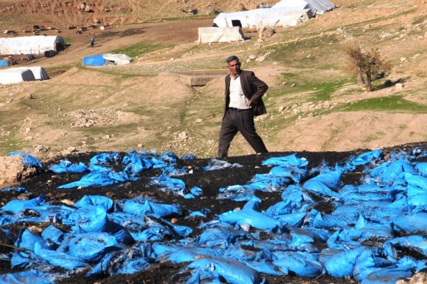 Foto - Feci kaza! Kömür yüklü tır şarampole devrildi: 2 yaralı