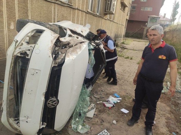 Foto - Feci kaza! Kontrolden çıkan otomobil belediyenin bahçesine düştü