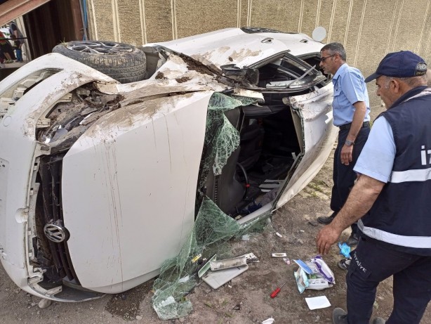 Feci kaza! Kontrolden çıkan otomobil belediyenin bahçesine düştü