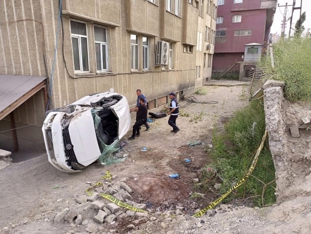 Foto - Feci kaza! Kontrolden çıkan otomobil belediyenin bahçesine düştü