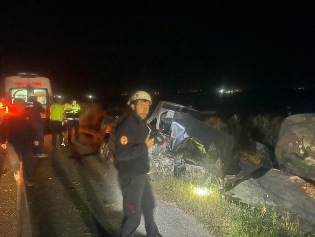 Foto - Feci kaza! Kontrolden çıkan otomobil kayaya çarptı