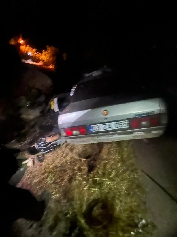 Foto - Feci kaza! Kontrolden çıkan otomobil kayaya çarptı