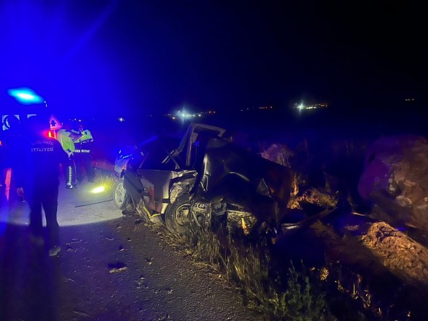 Foto - Feci kaza! Kontrolden çıkan otomobil kayaya çarptı