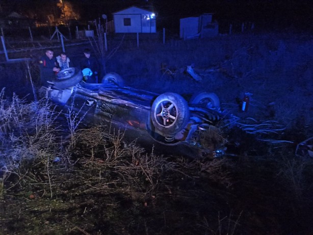 Foto - Feci kaza! Kontrolden çıkan otomobil takla attı: 2 yaralı