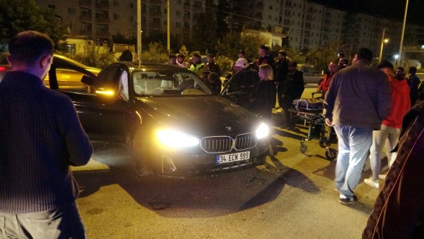 Foto - Feci kaza! Lüks otomobil aydınlatma direğine çarptı