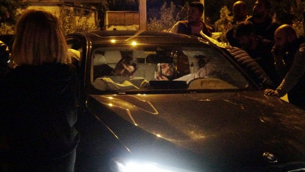 Foto - Feci kaza! Lüks otomobil aydınlatma direğine çarptı