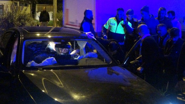 Foto - Feci kaza! Lüks otomobil aydınlatma direğine çarptı