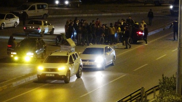 Foto - Feci kaza! Lüks otomobil aydınlatma direğine çarptı