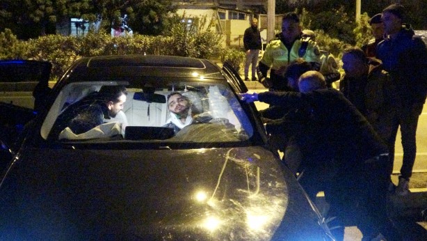 Foto - Feci kaza! Lüks otomobil aydınlatma direğine çarptı