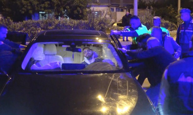 Foto - Feci kaza! Lüks otomobil aydınlatma direğine çarptı