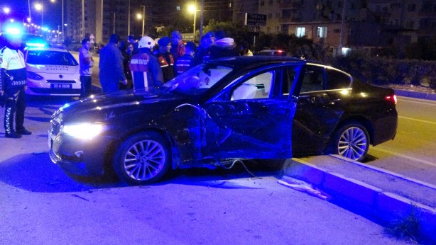 Foto - Feci kaza! Lüks otomobil aydınlatma direğine çarptı