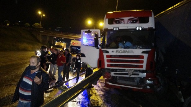 Feci kaza! Makaslama yapan tır bariyerlere saplandı