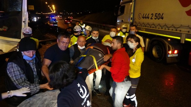 Foto - Feci kaza! Makaslama yapan tır bariyerlere saplandı