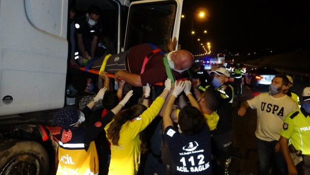 Foto - Feci kaza! Makaslama yapan tır bariyerlere saplandı