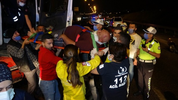 Foto - Feci kaza! Makaslama yapan tır bariyerlere saplandı