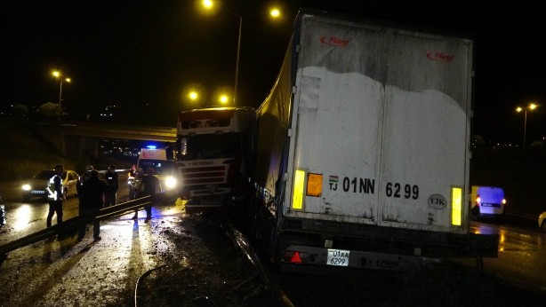 Foto - Feci kaza! Makaslama yapan tır bariyerlere saplandı