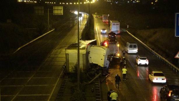 Foto - Feci kaza! Makaslama yapan tır bariyerlere saplandı